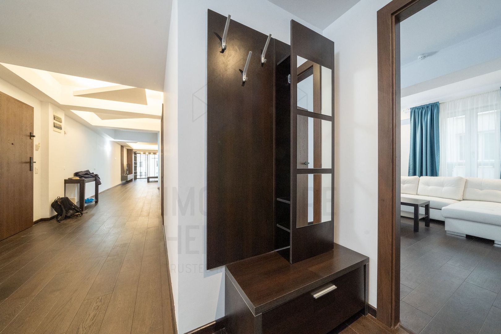 Rafinament urban și texturi naturale într-un apartament contemporan spectaculos