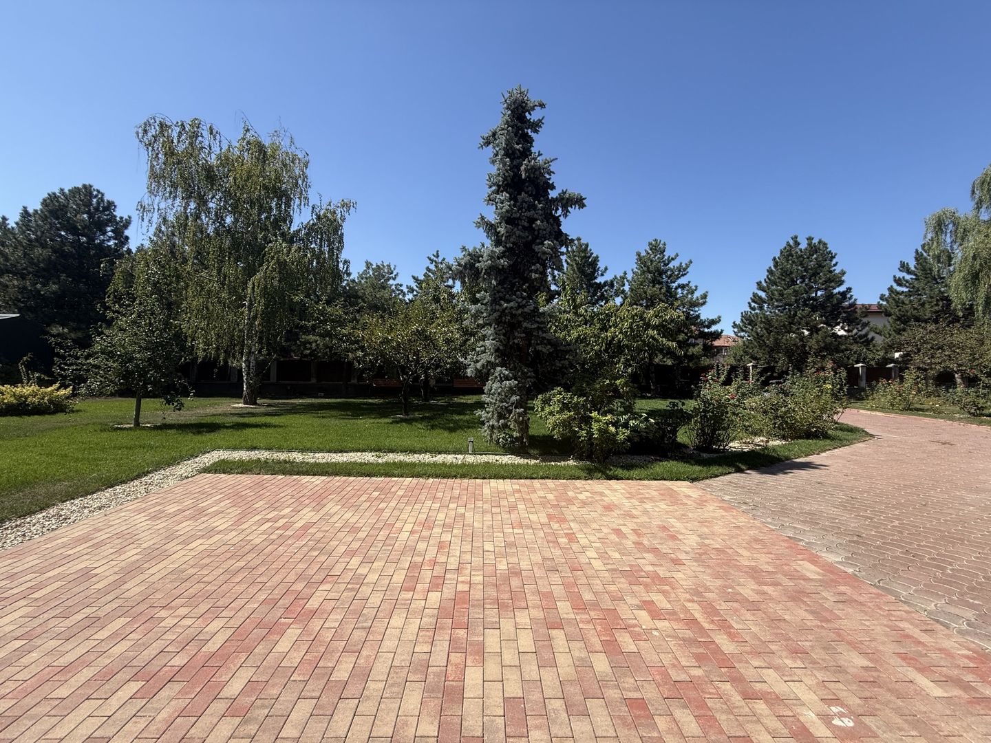 Vila spațioasă în Sisesti | 600 mp | 9 locuri de parcare | Teren 1500 mp