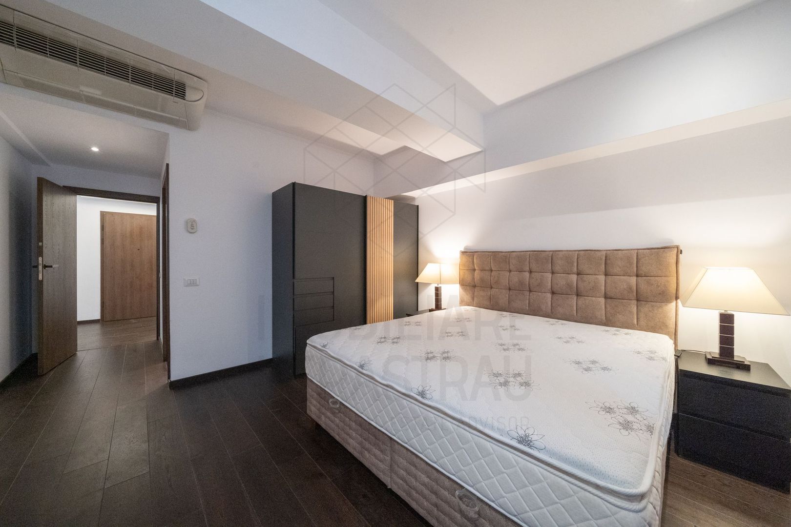 Rafinament urban și texturi naturale într-un apartament contemporan spectaculos