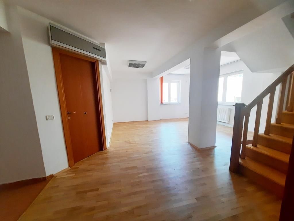 Stefan cel Mare Duplex 4 camere curte interioara Spatiu Birouri/Rezidential