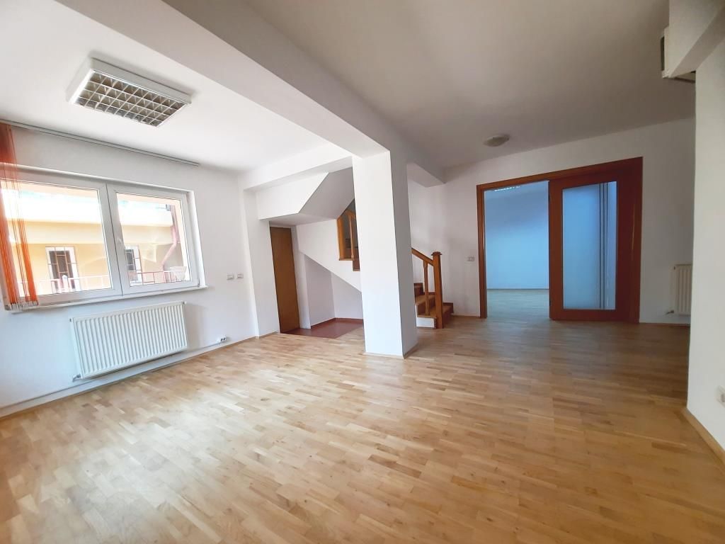 Stefan cel Mare Duplex 4 camere curte interioara Spatiu Birouri/Rezidential