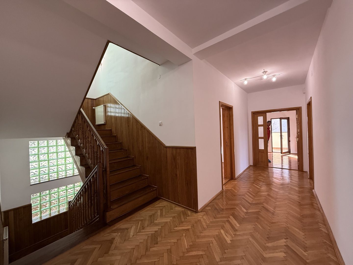 Vila spațioasă în Sisesti | 600 mp | 9 locuri de parcare | Teren 1500 mp