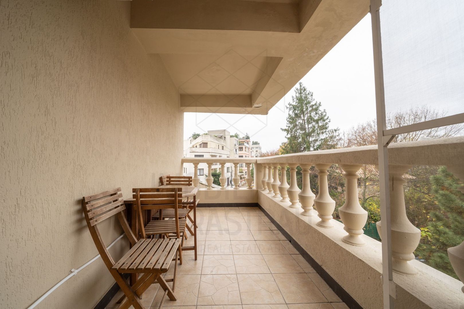 Rafinament urban și texturi naturale într-un apartament contemporan spectaculos