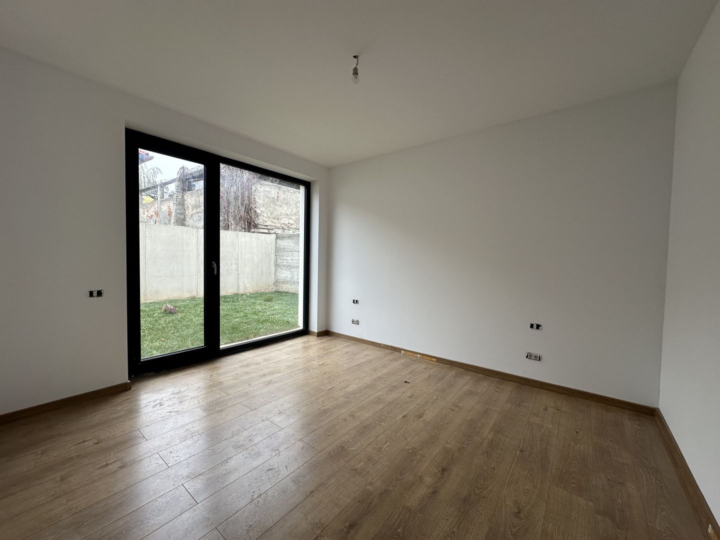 Apartament 3 camere parter cu curte.