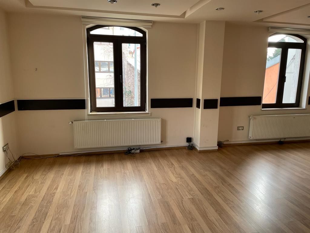 Piata Victoriei | Cladire de Birouri de vanzare