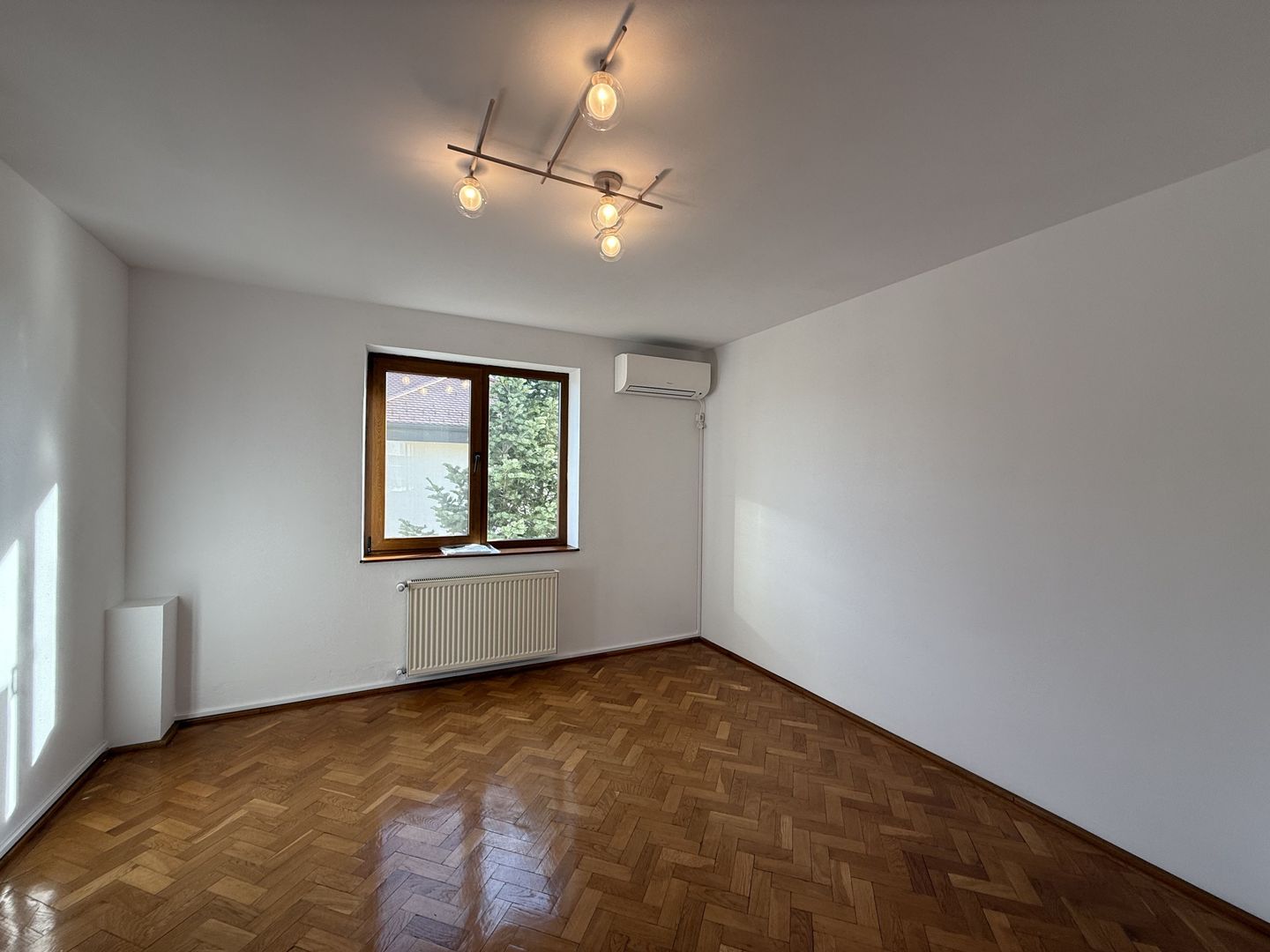 Vila spațioasă în Sisesti | 600 mp | 9 locuri de parcare | Teren 1500 mp