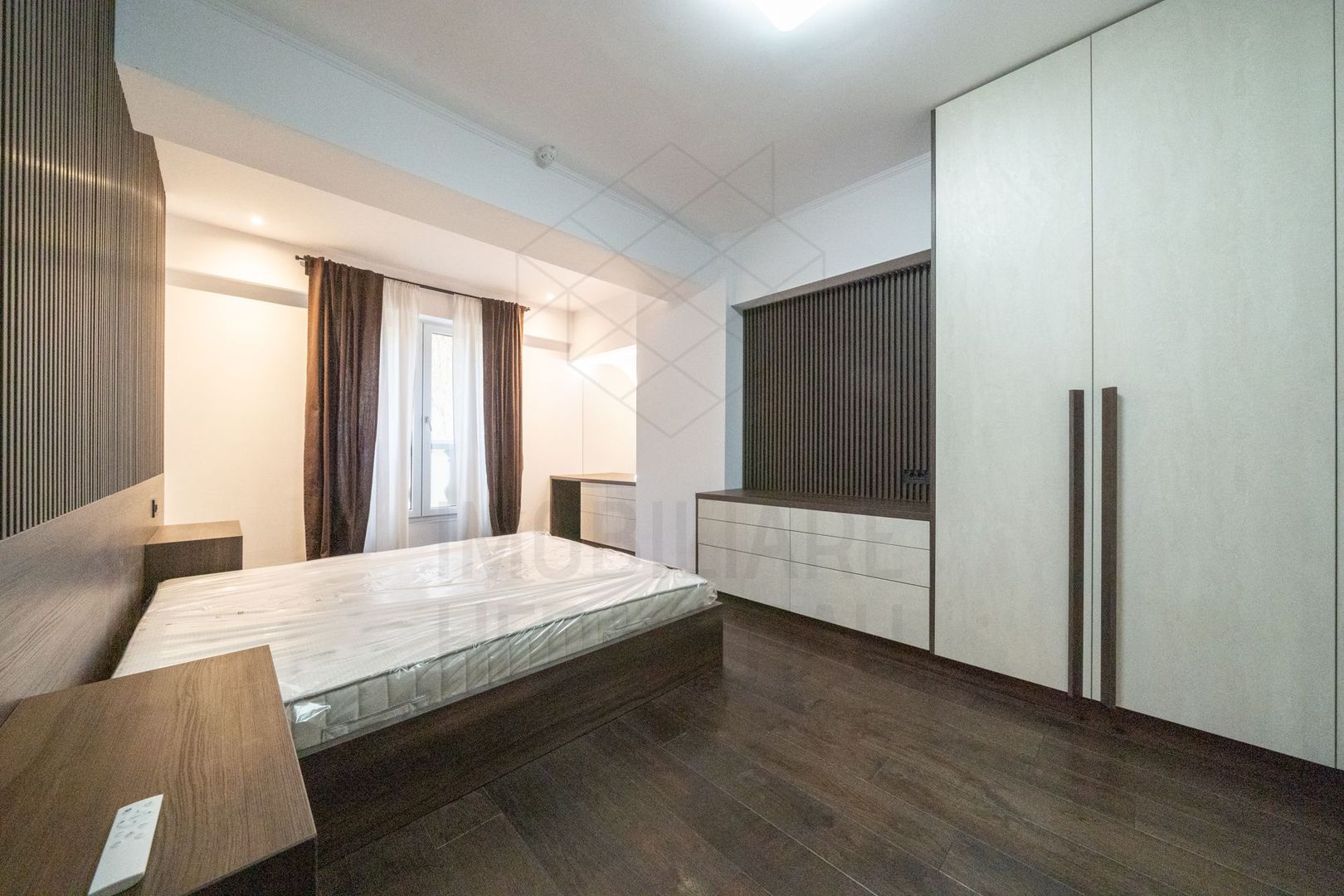 Rafinament urban și texturi naturale într-un apartament contemporan spectaculos