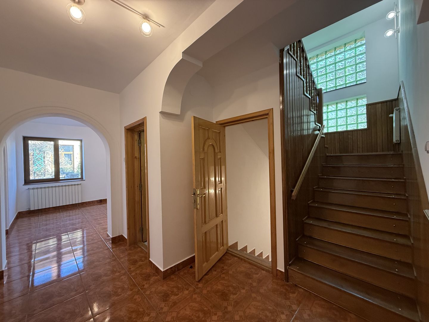 Vila spațioasă în Sisesti | 600 mp | 9 locuri de parcare | Teren 1500 mp