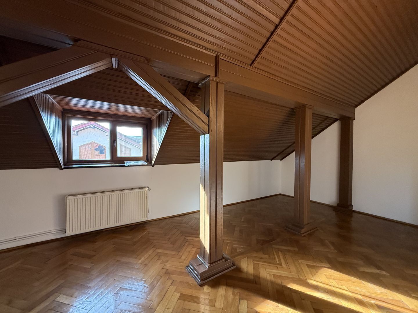 Vila spațioasă în Sisesti | 600 mp | 9 locuri de parcare | Teren 1500 mp