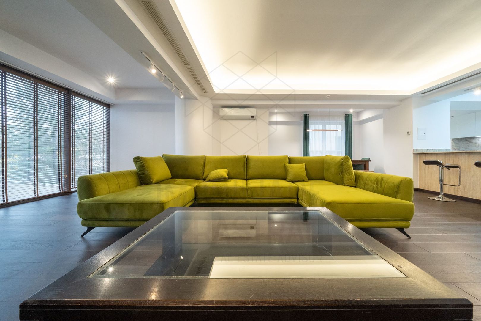 Rafinament urban și texturi naturale într-un apartament contemporan spectaculos