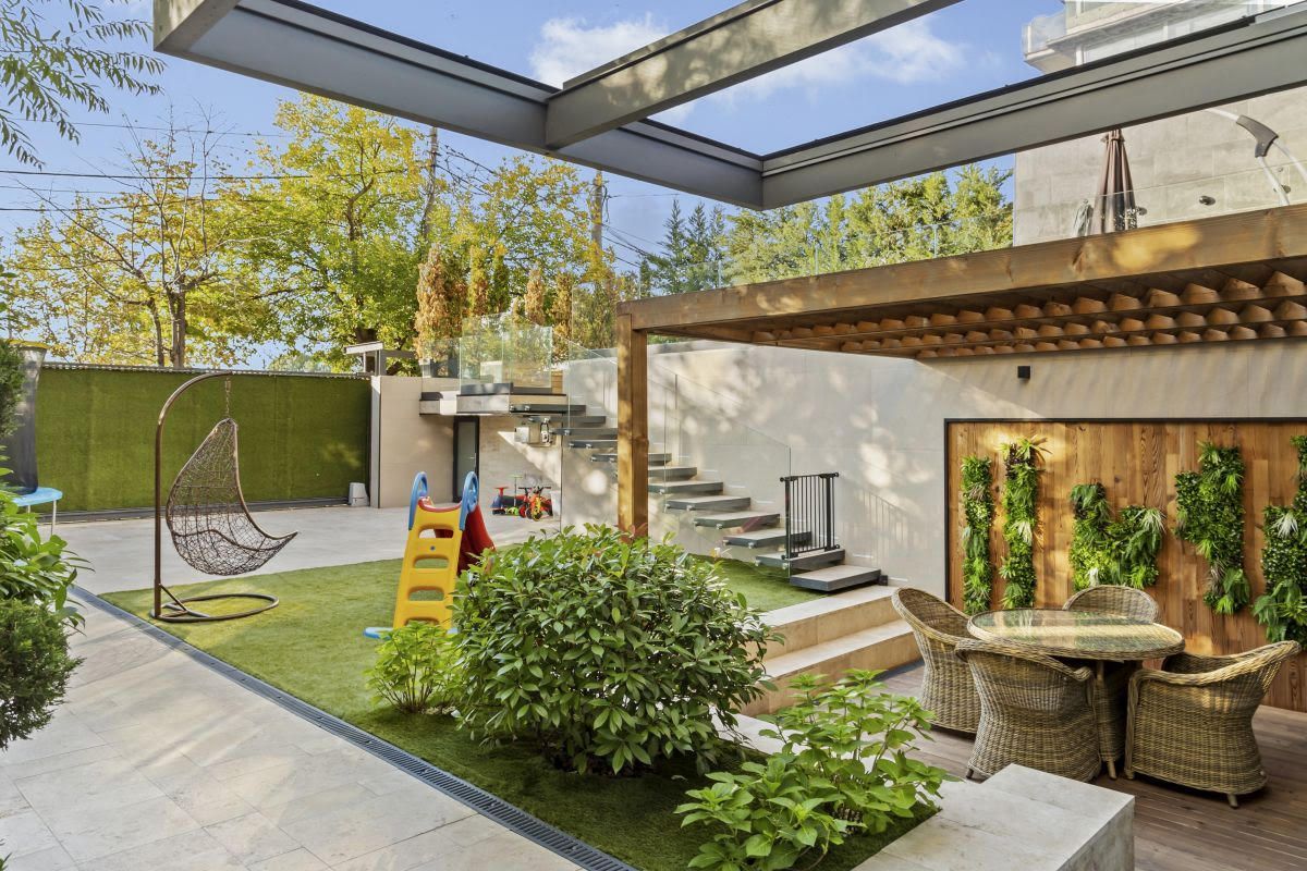 Villa La Primavera | Luxury Homes | Exclusive villa overlooking Lake Floreasca