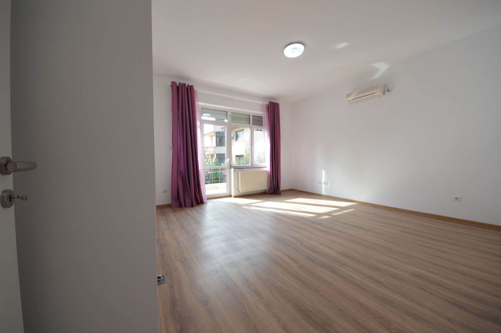 Vila 7 camere curte individuala 600 mp in Herastrau-Satul Francez