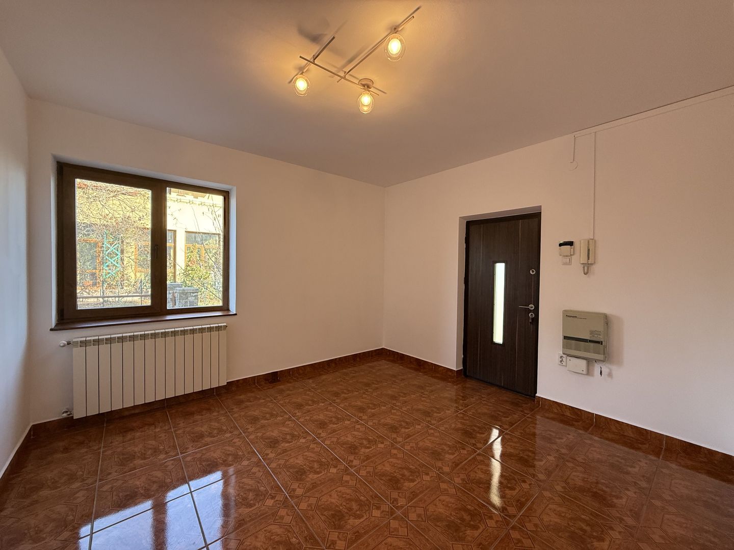 Vila spațioasă în Sisesti | 600 mp | 9 locuri de parcare | Teren 1500 mp