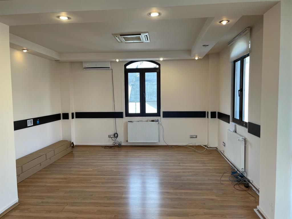 Piata Victoriei | Cladire de Birouri de vanzare