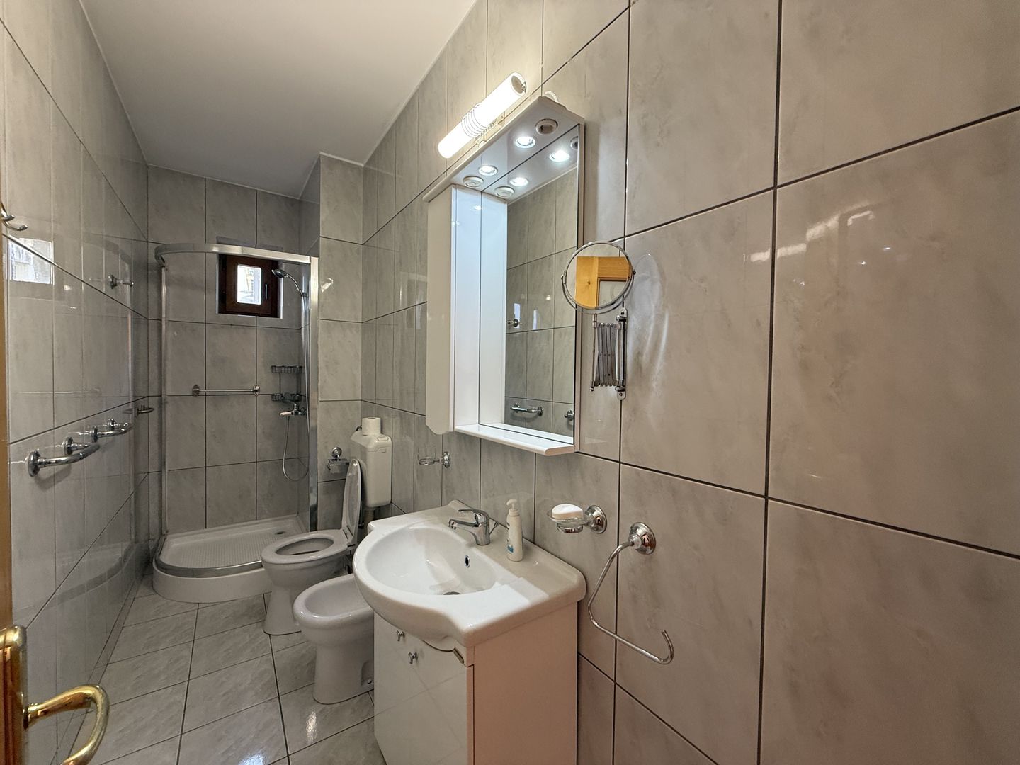 Vila spațioasă în Sisesti | 600 mp | 9 locuri de parcare | Teren 1500 mp