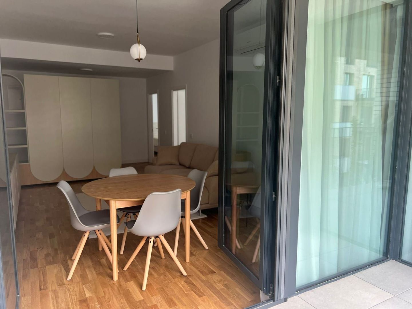 Apartament de 3 Camere – Confort și Eleganță