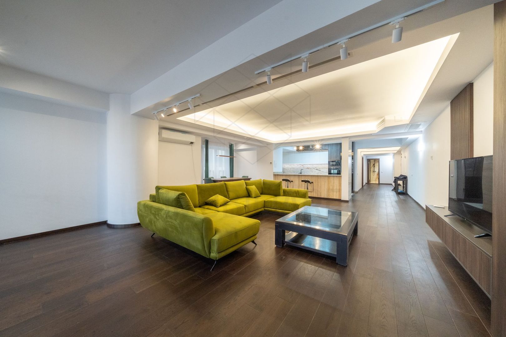 Rafinament urban și texturi naturale într-un apartament contemporan spectaculos