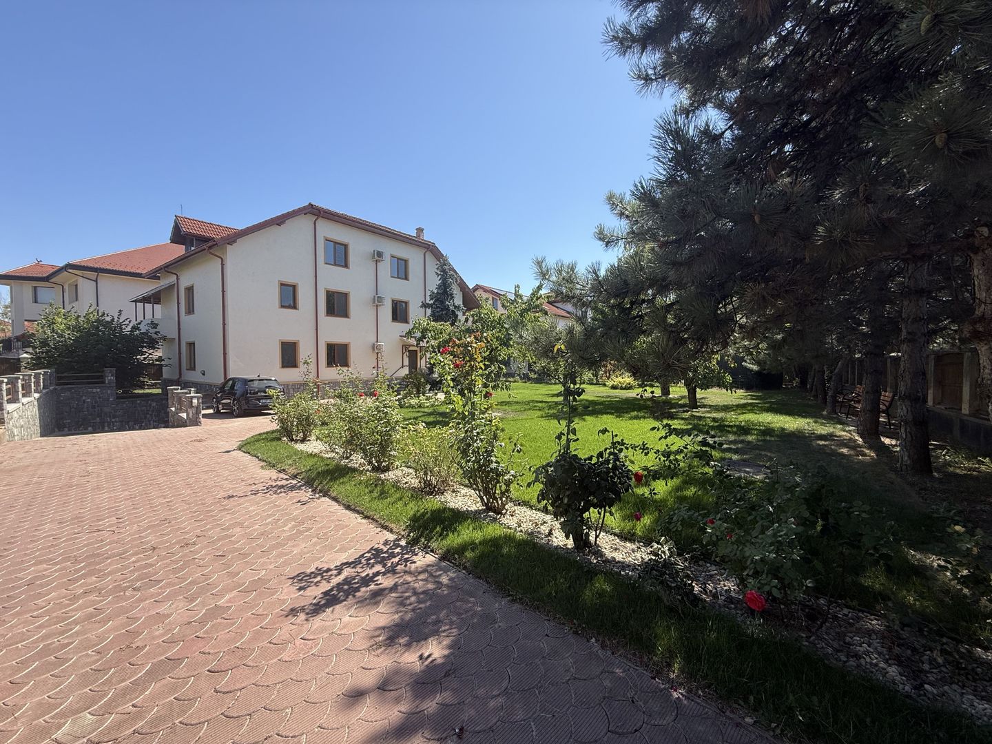 Vila spațioasă în Sisesti | 600 mp | 9 locuri de parcare | Teren 1500 mp