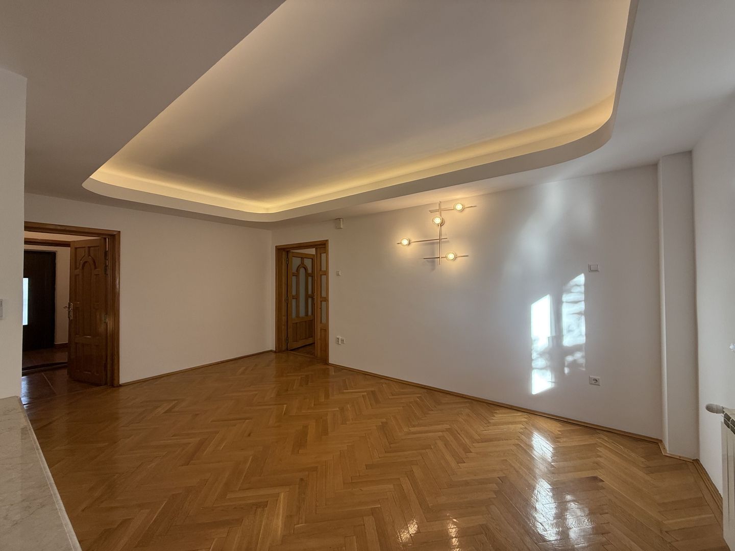 Vila spațioasă în Sisesti | 600 mp | 9 locuri de parcare | Teren 1500 mp