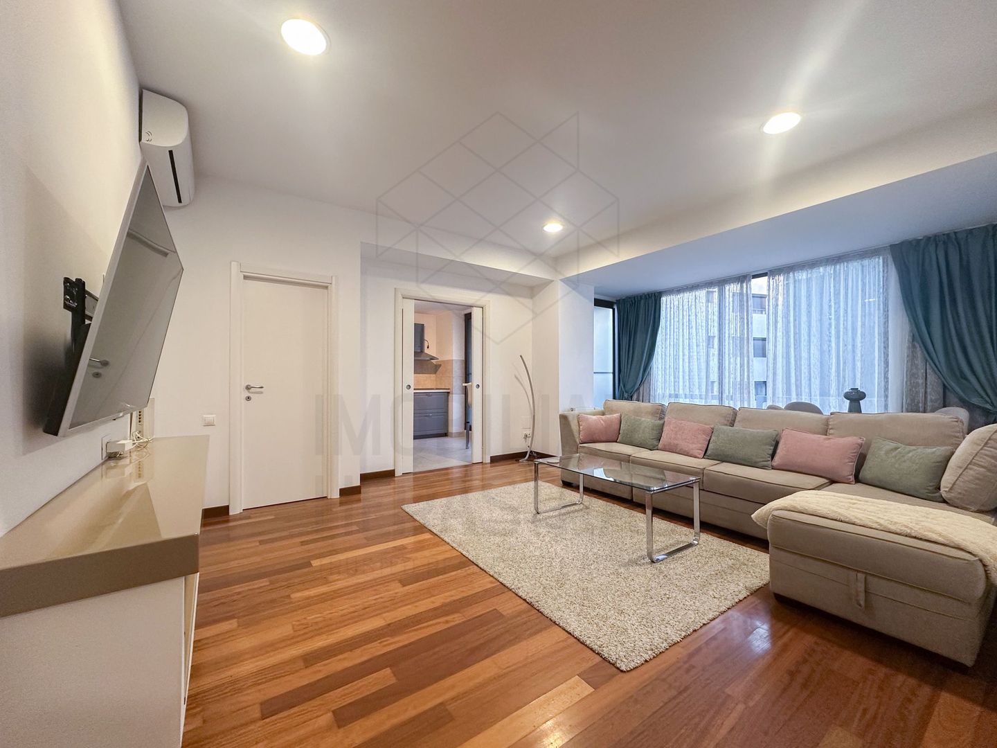 Apartament ,luminos , camera de dresing ,loc parcare subteran.