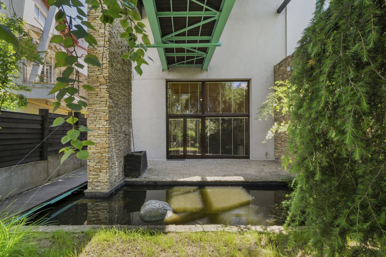 ARTSY LAKEFRONT VILLA | BANEASA
