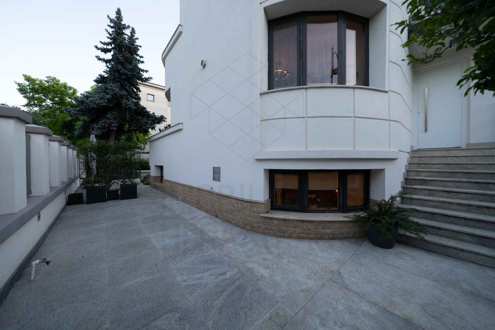 Reședință interbelică cu personalitate arhitecturală distinctă în zona Dorobanți