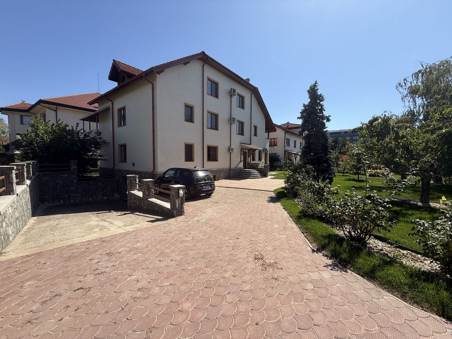 Vila spațioasă în Sisesti | 600 mp | 9 locuri de parcare | Teren 1500 mp